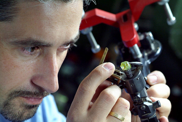 ruwe diamant klaarmaken om te slijpen